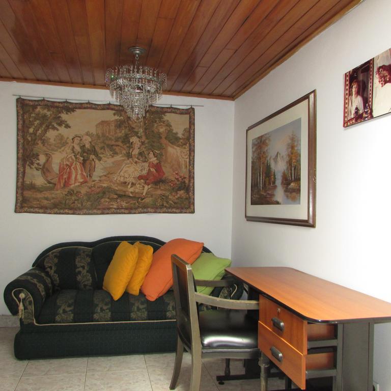 Casa De Huespedes Shalom Victoria Hostal Bogotá Exterior foto