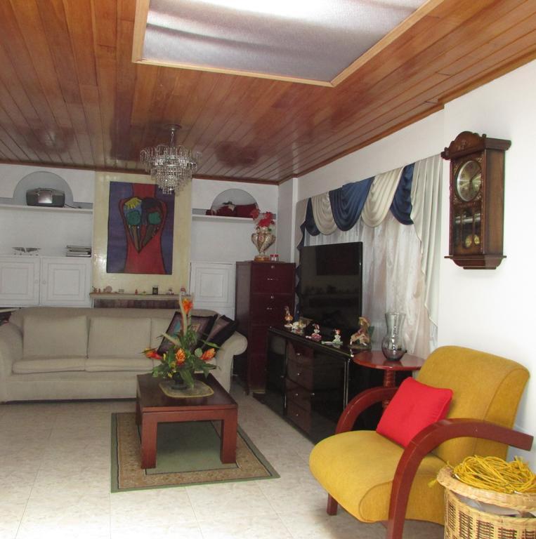 Casa De Huespedes Shalom Victoria Hostal Bogotá Exterior foto